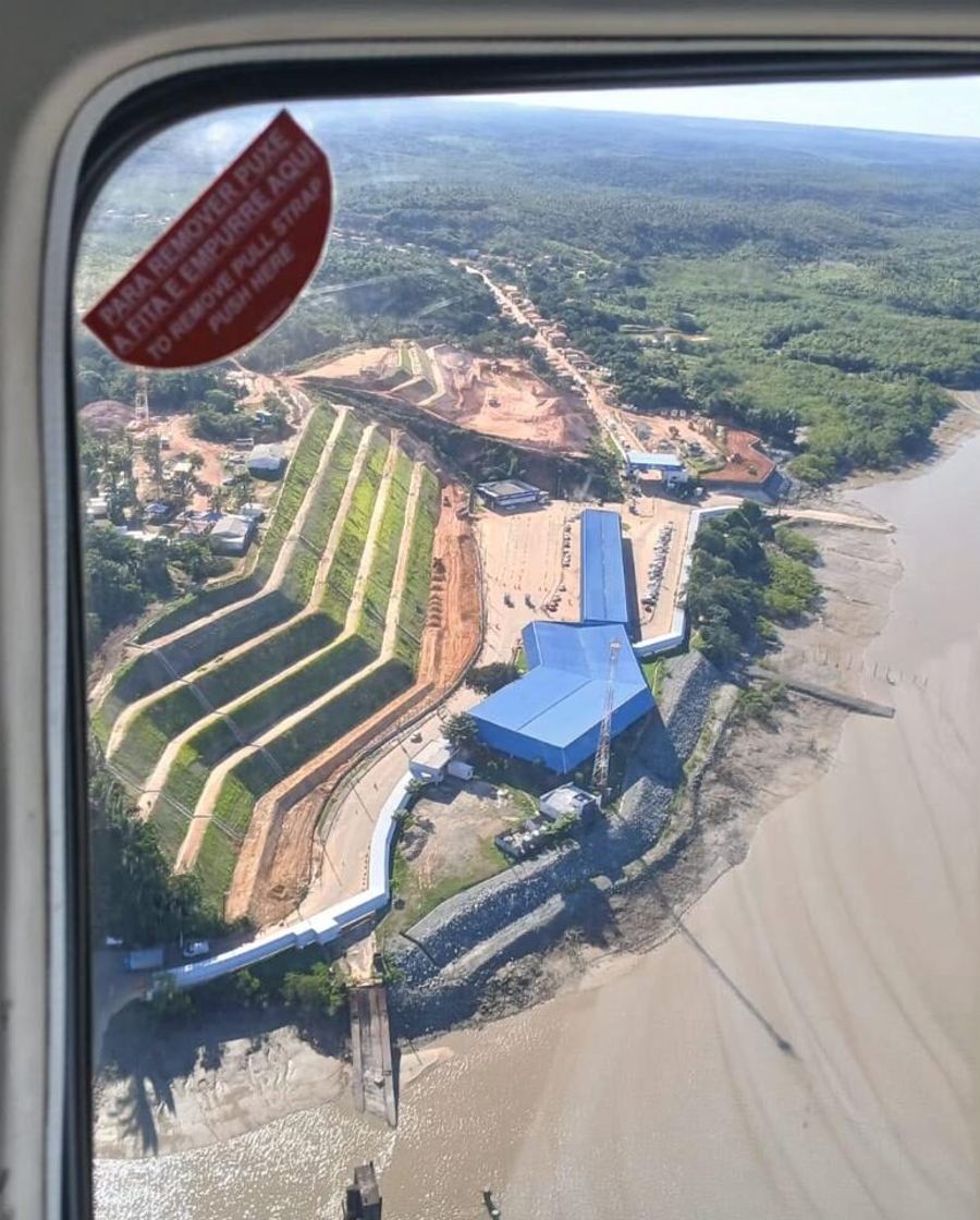 Vista aérea de taludes revegetados por hidrossemeadura em obra no Pará