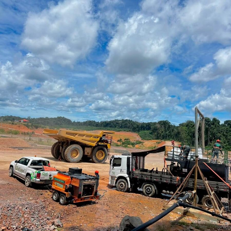Caminhão hidrossemeador e equipe da Plant Minas em operação